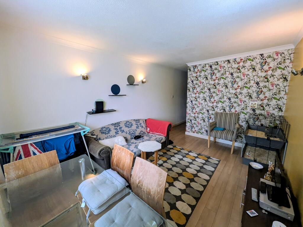 Apartment in Reigate and Banstead, Surrey - View 3