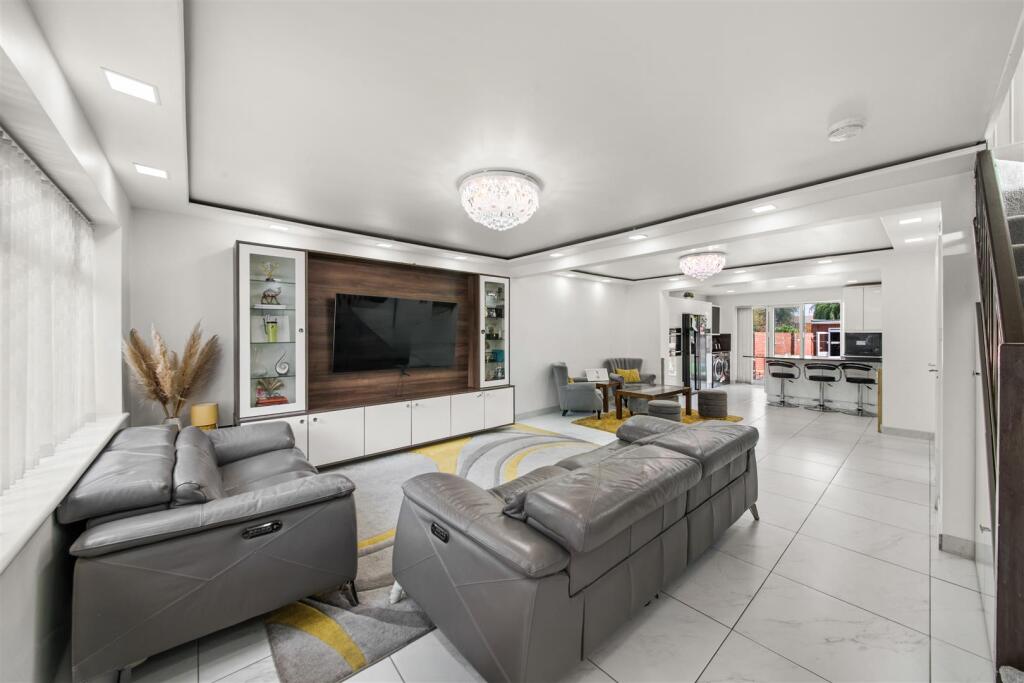 House in London, Hillingdon - View 2
