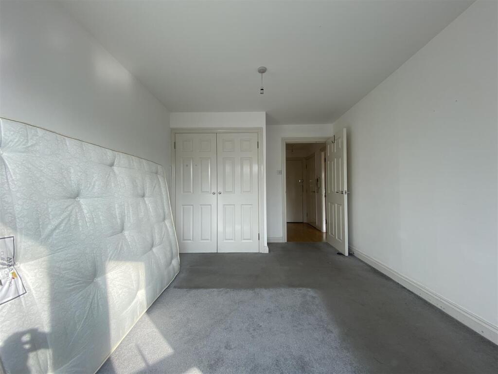 Apartment in Ilford - More