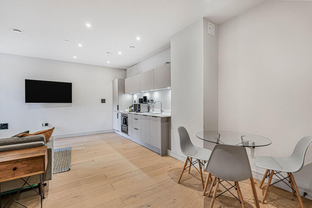 Apartment in Cheltenham, Gloucestershire - View 4