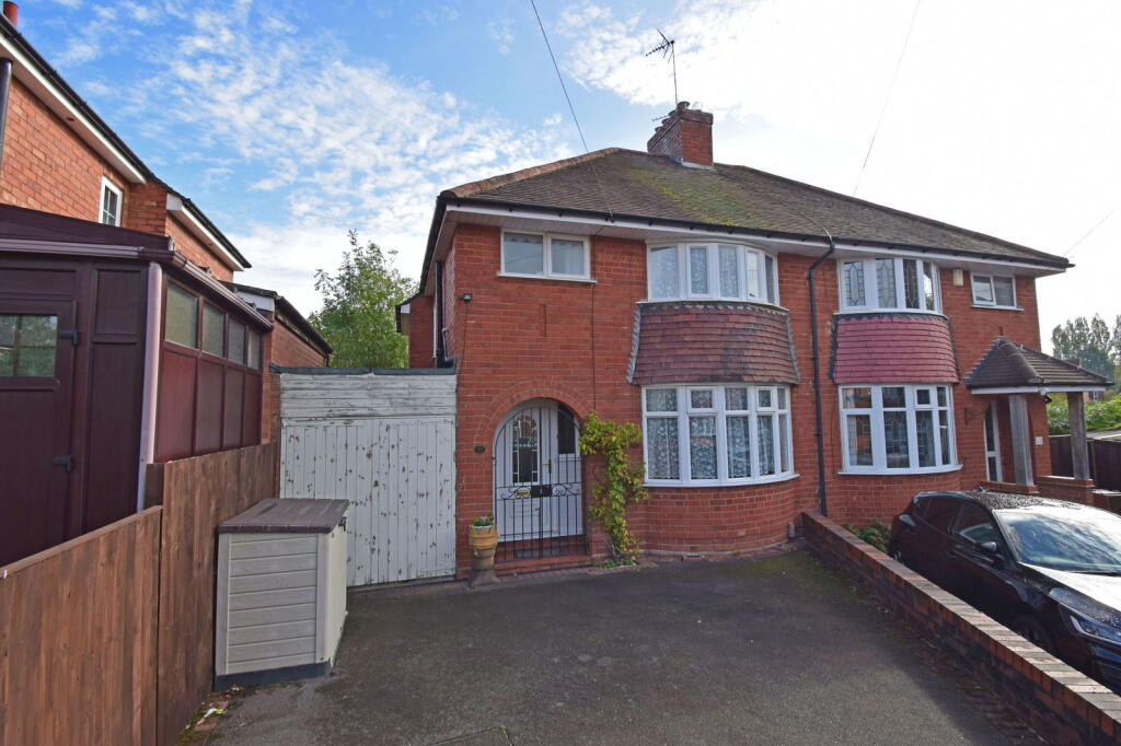 Main image of property: 10 The Grove, Cofton Hackett, Worcestershire, B45 8AP