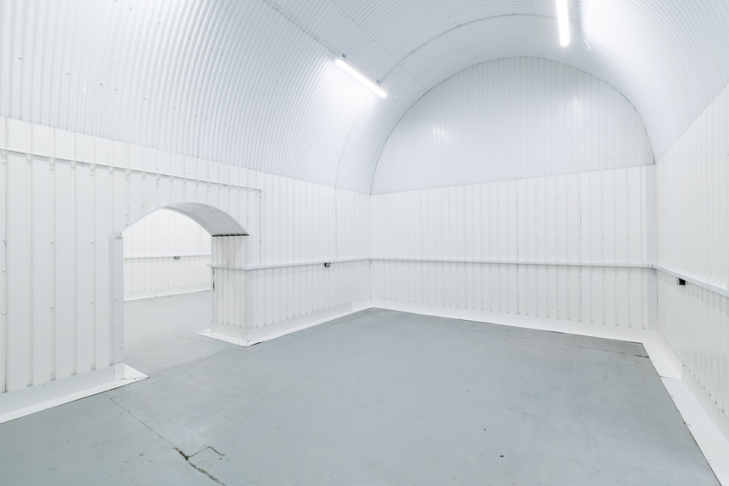An empty arch with lining, made up of two interlinked arches