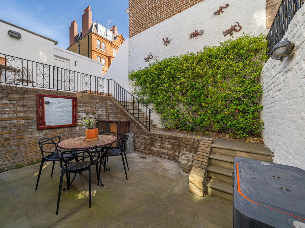 4 bedroom end of terrace house for rent