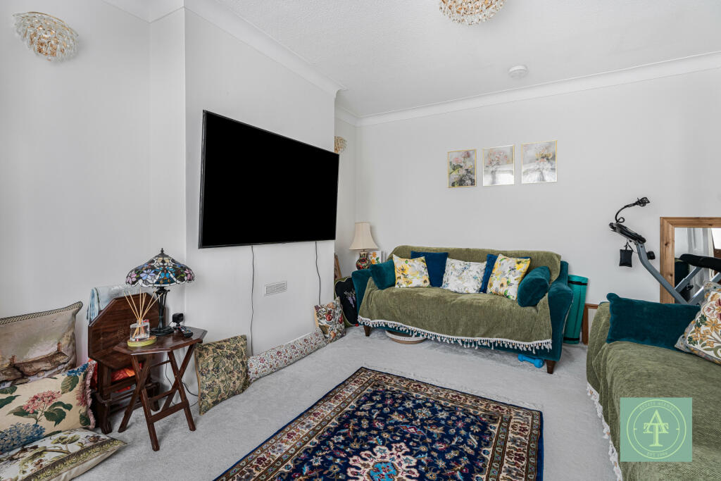 Lincoln Avenue, Southgate, London, N14 photo 3