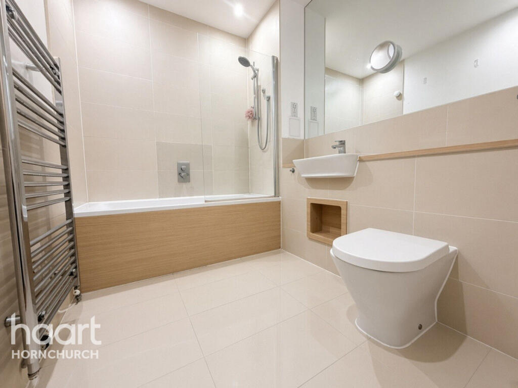 Apartment in London, Harold Wood - View 5