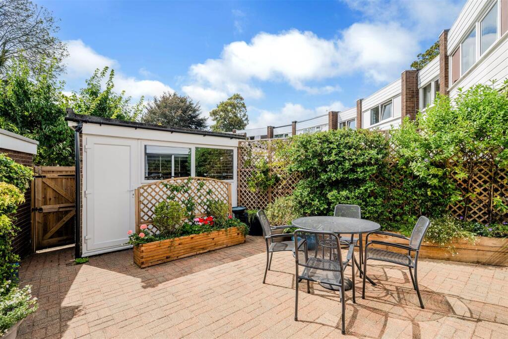 House in Sutton - View 3
