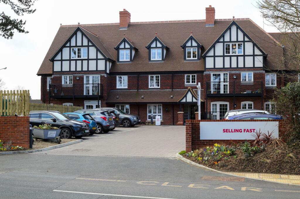 Apartment in Banstead, Nork - More