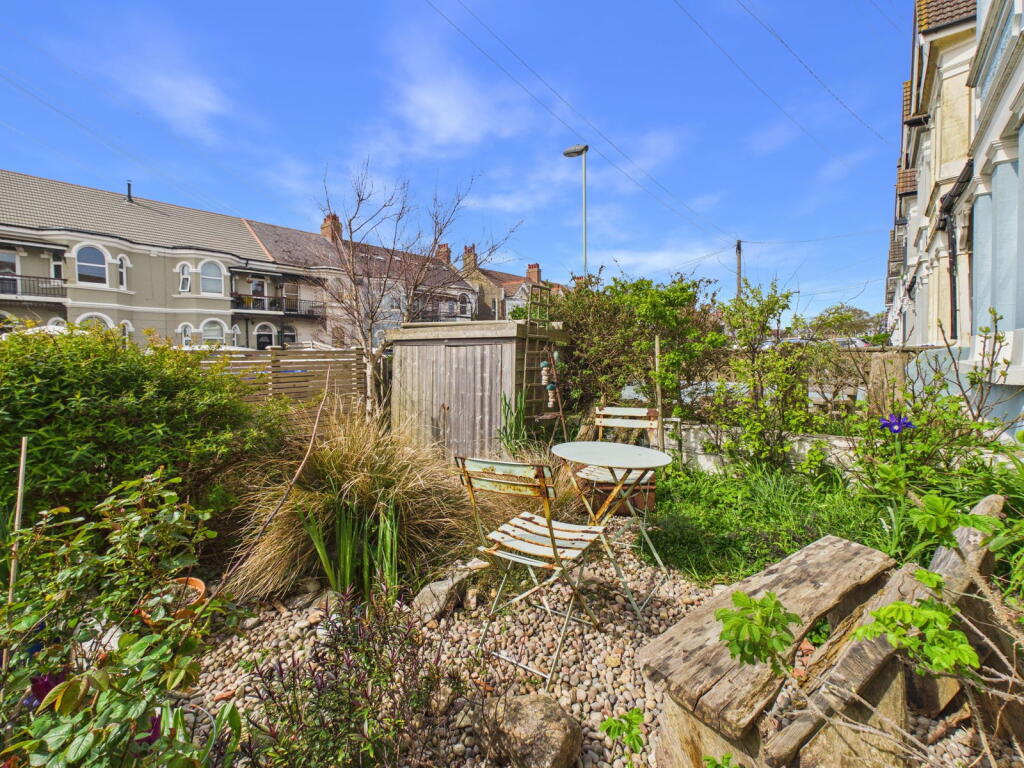 Apartment in Worthing, Broadwater - View 2