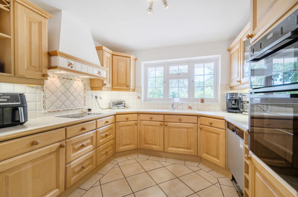 Heronscourt, Lightwater, Surrey, GU18 photo 4