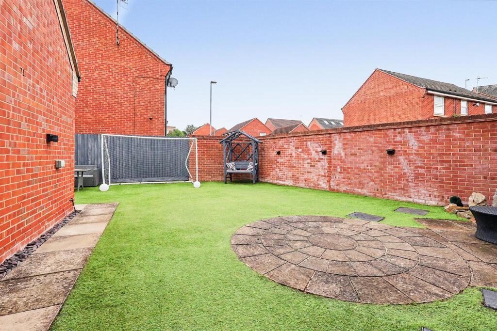 House in Nottingham, Bestwood Village - More