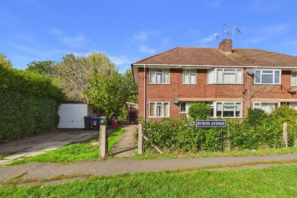 2-bed flat on Byron Avenue, Warwick, £180,000