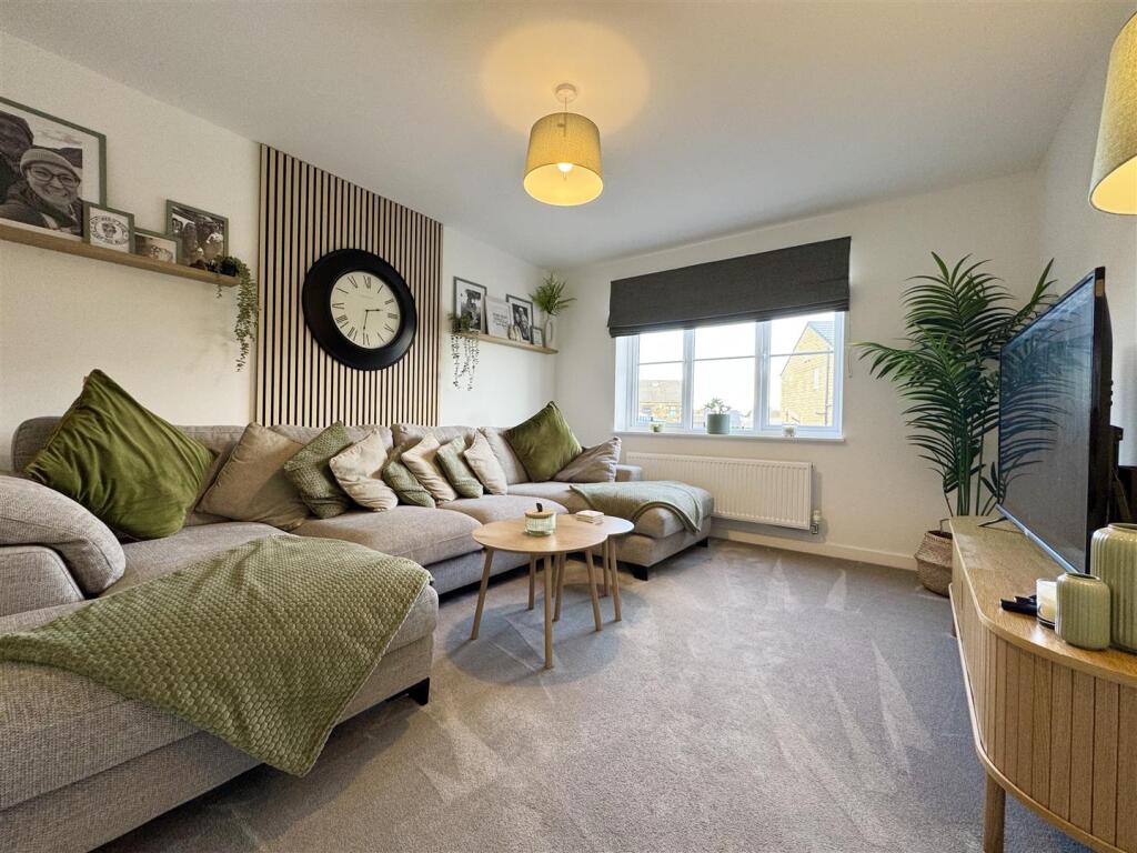 House in Huddersfield, Weavers Place, Skelmanthorpe - More