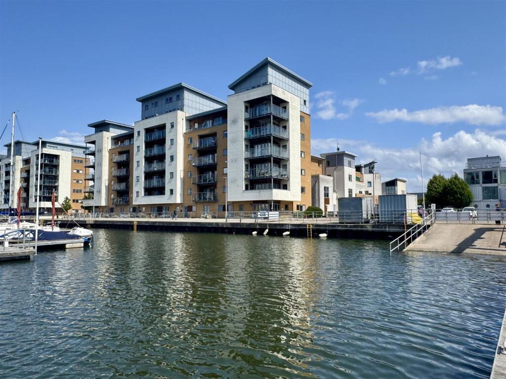 2-bed flat on Mizzen Court, Portishead, £365,000