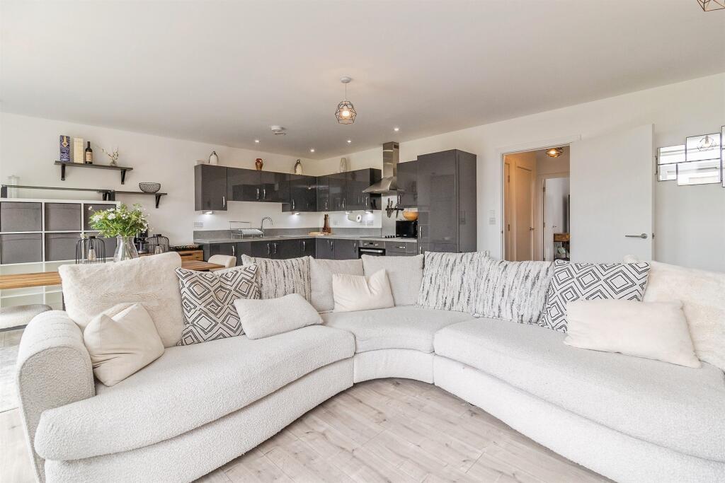 Apartment in Milton Keynes, Brooklands, Broughton and Milton Keynes - View 5