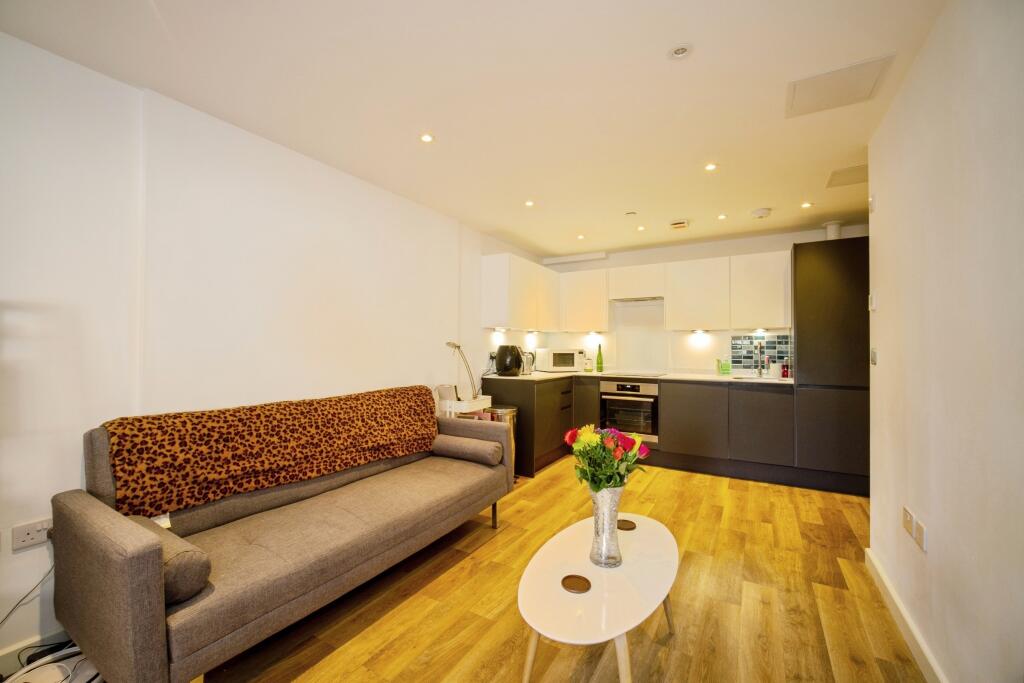 111 Chertsey Road, Woking, GU21 photo 4