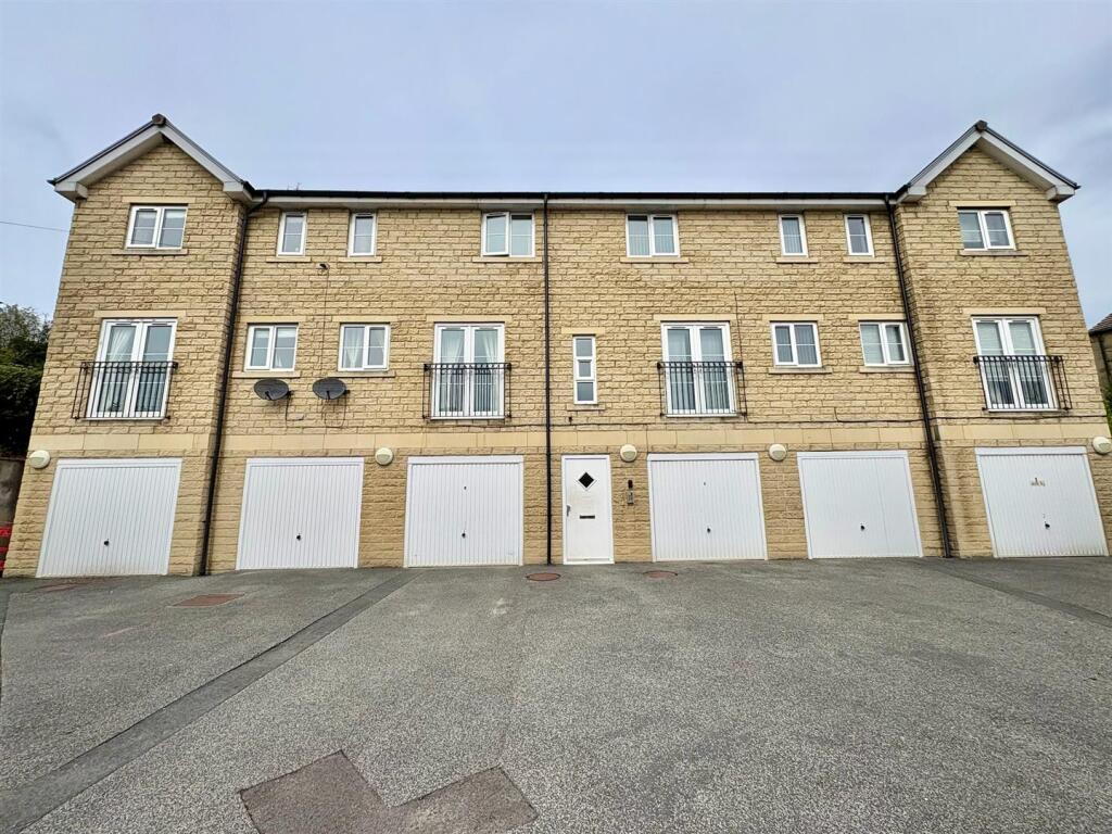 Apartment in Halifax, Greetland, Lindwell - View 2