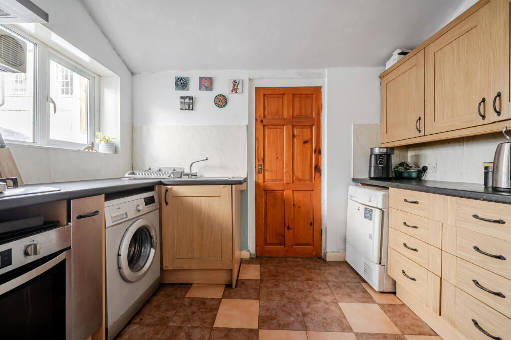 House in Torquay, Torbay - More