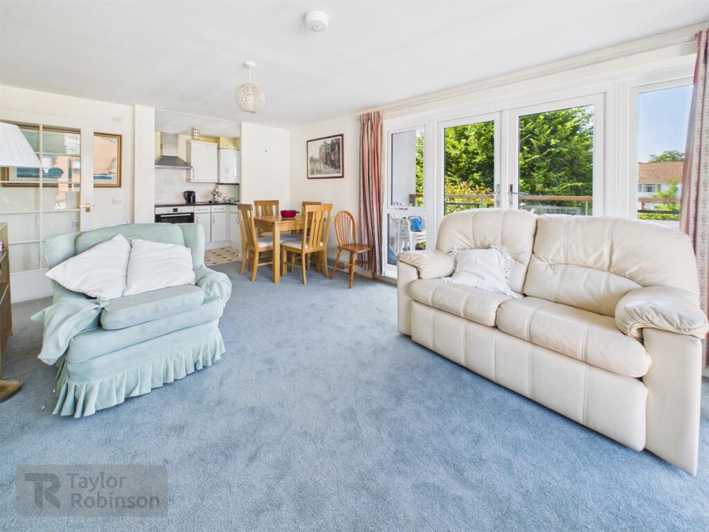 Apartment in Crawley, Three Bridges - View 3