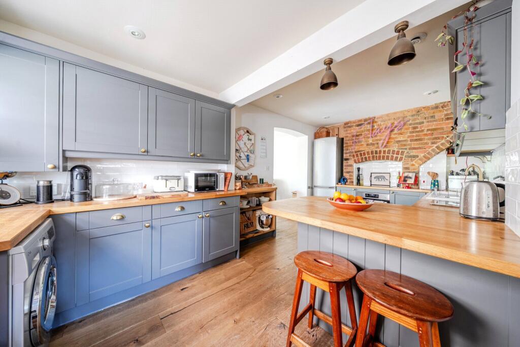 House in Waverley, Chiddingfold - View 4