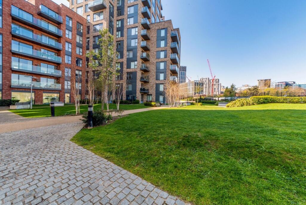 Apartment in Croydon, Selhurst - More