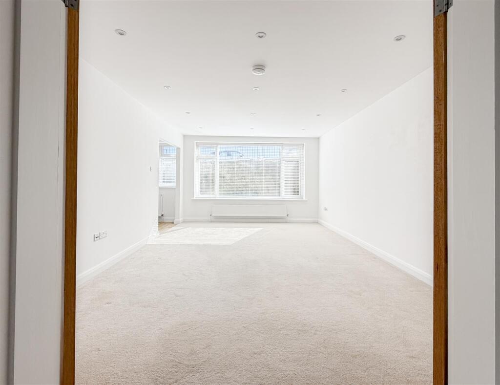 Apartment in Eastbourne, East Sussex - View 4