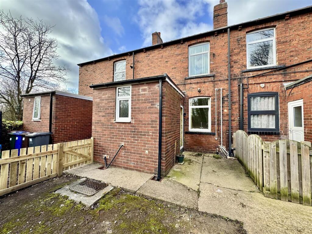 231 Spark Lane, Mapplewell, Barnsley, South Yorkshire S75 6AF photo 3