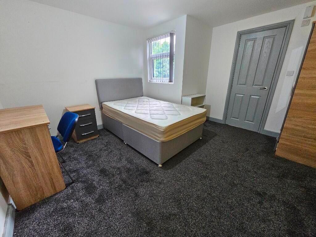 6 bedroom semi-detached house for rent
