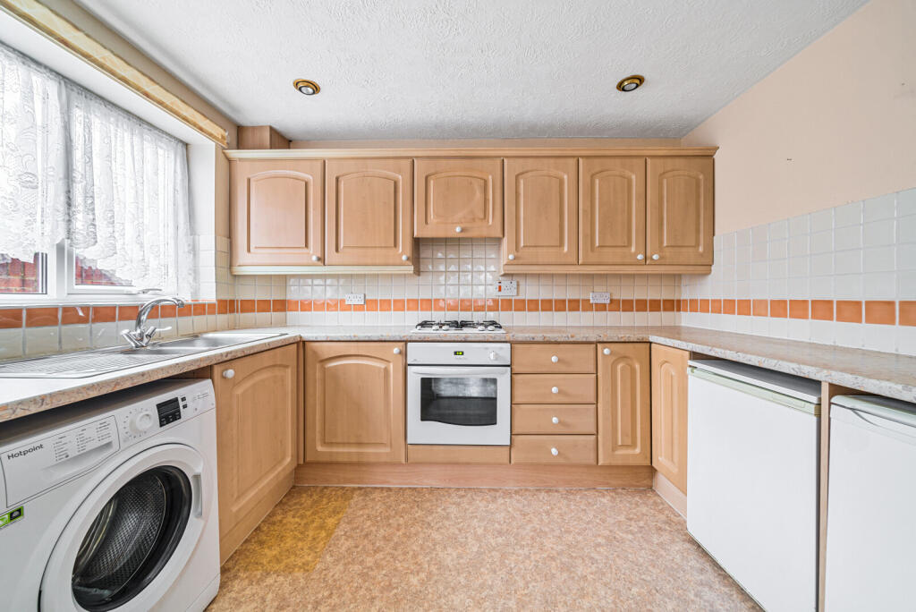 Linden Way, Shepperton, TW17 photo 2