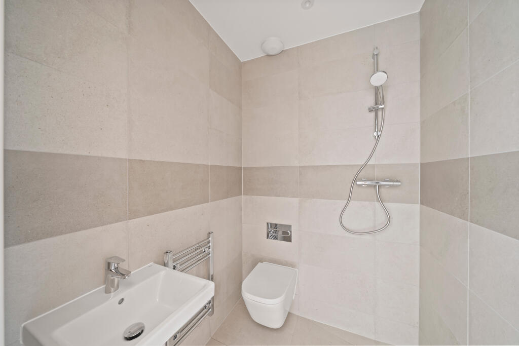 House in Kingston upon Thames - More