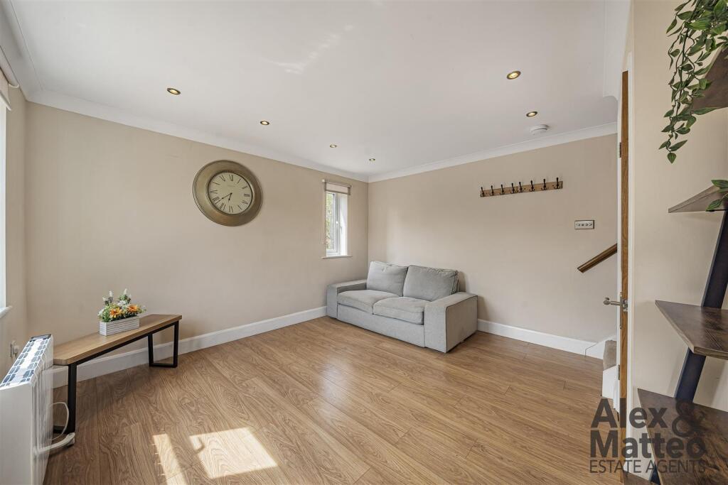 House in London, Lynton Estate, Old Kent Road - View 5
