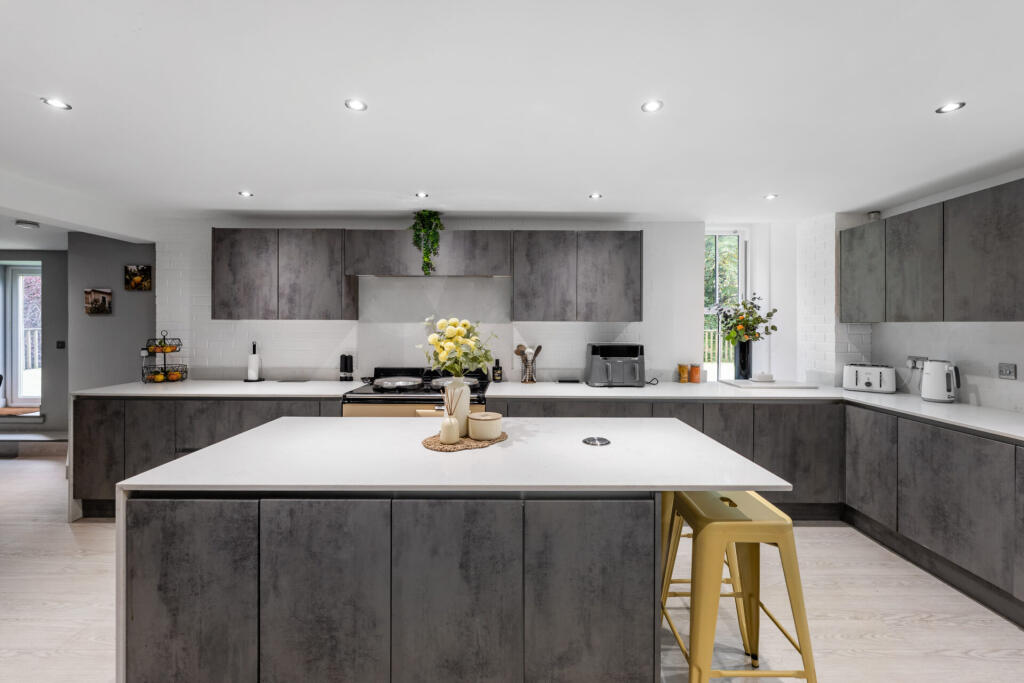 House in Glasgow - More