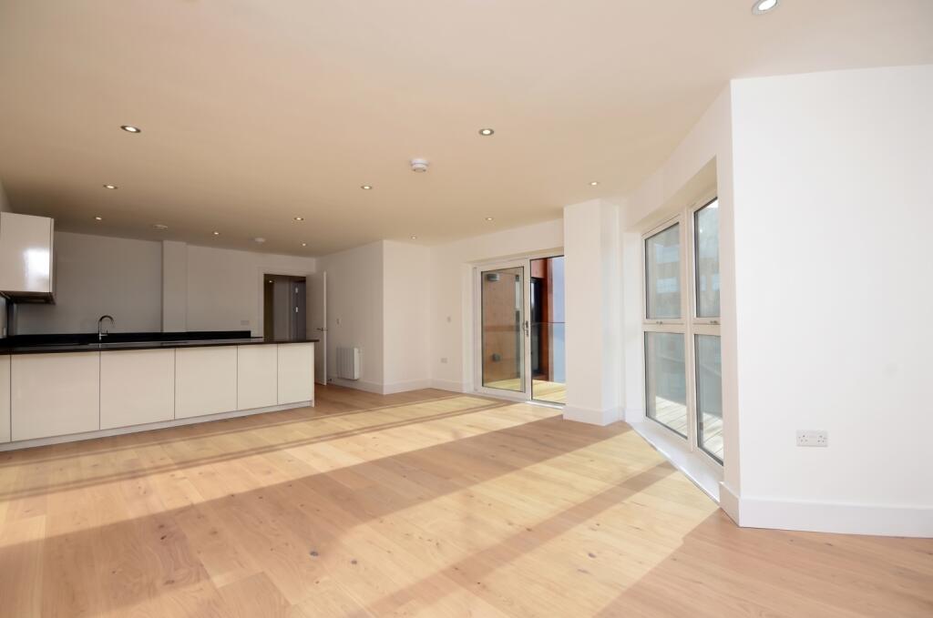 Apartment in Kingston upon Thames - View 4