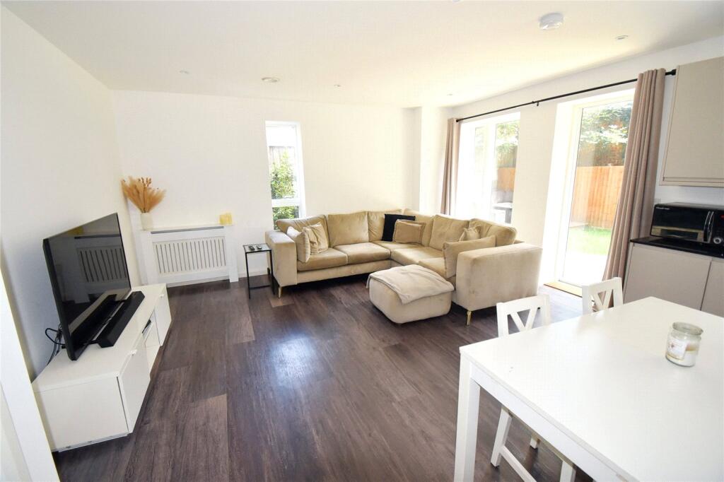 Apartment in Southall - More