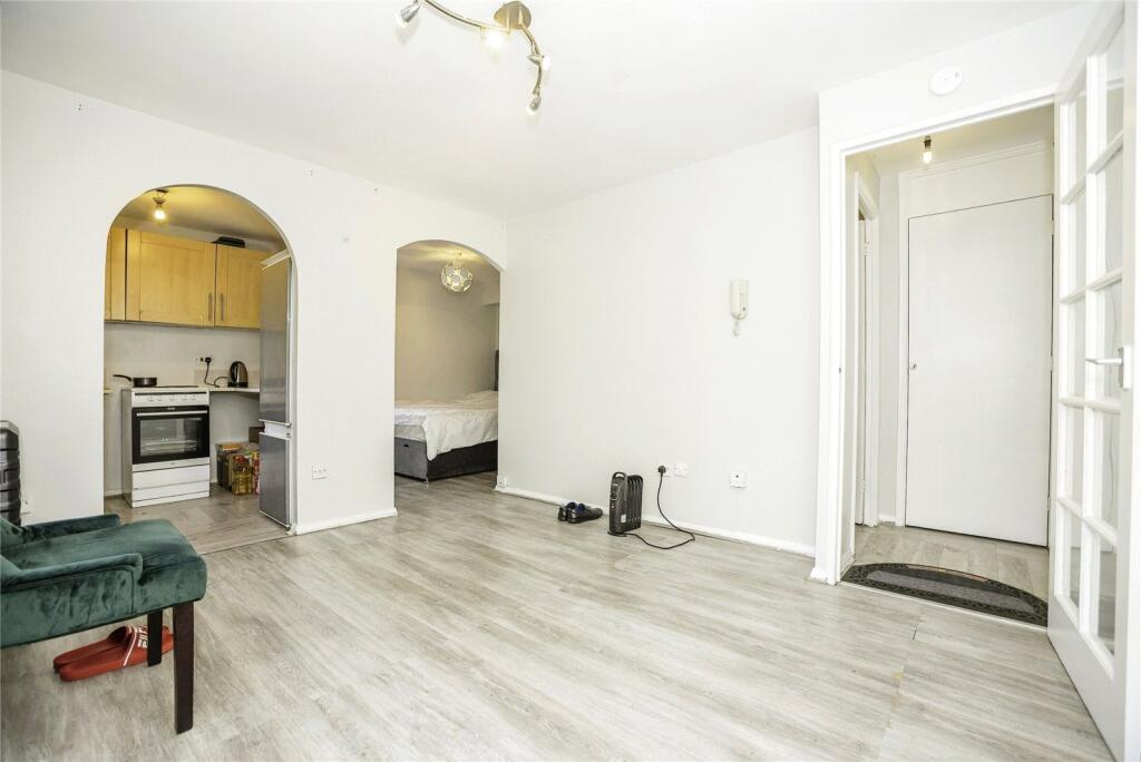 Linnet Way, Purfleet-on-Thames, Essex, RM19 photo 2