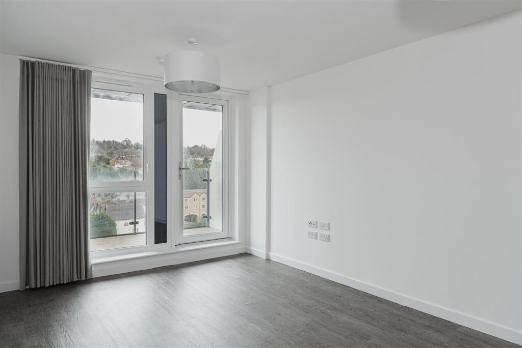 Apartment in Redhill - More