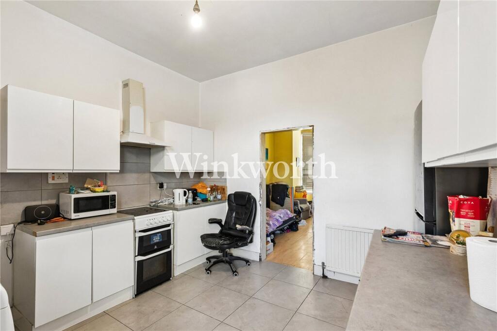 Apartment in London, Bowes Park, Palmers Green - More