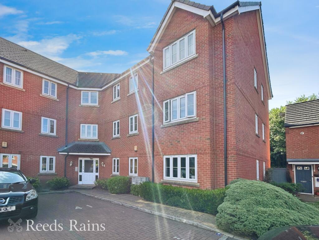 2-bed flat on Lingwell Park, Widnes, Cheshire, WA8, £129,000