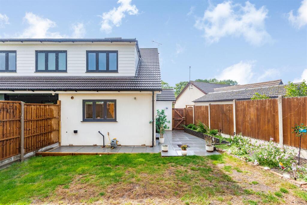 (Bamboo) Willow Close, Doddinghurst, Brentwood photo 4