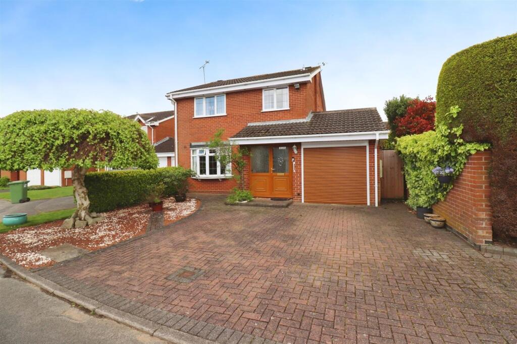 Main image of property: Moor Park Close, Nuneaton, CV11