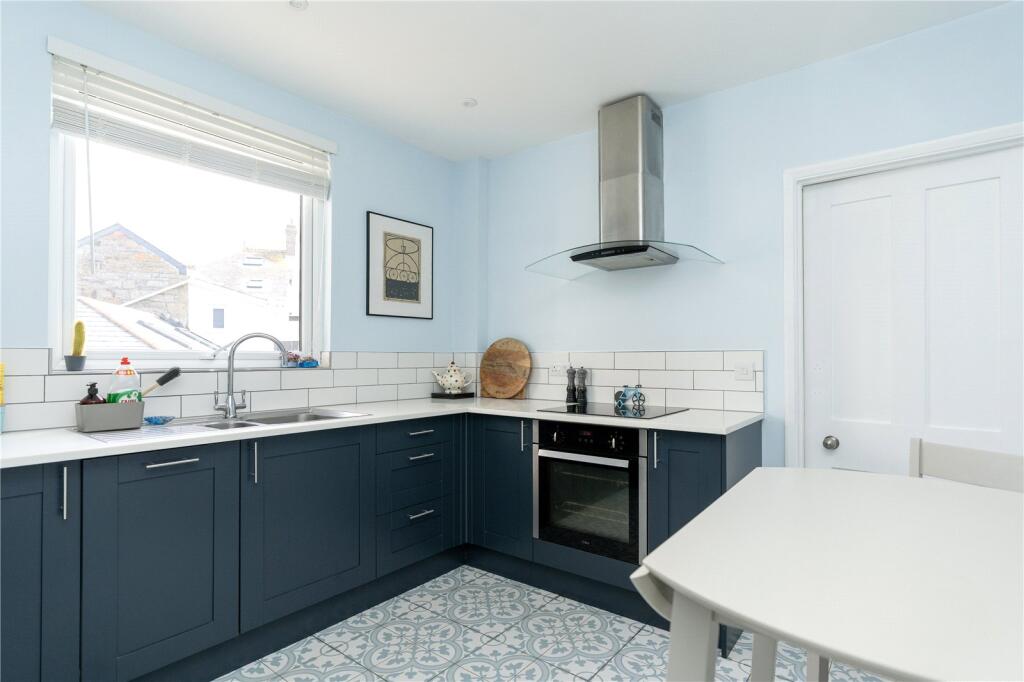 Rosevean Terrace, Penzance, TR18 photo 2
