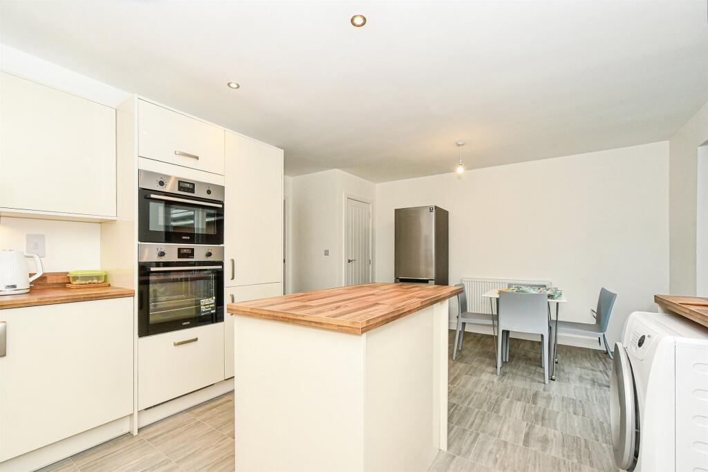 Magdalene Close, South Marston, Swindon photo 4