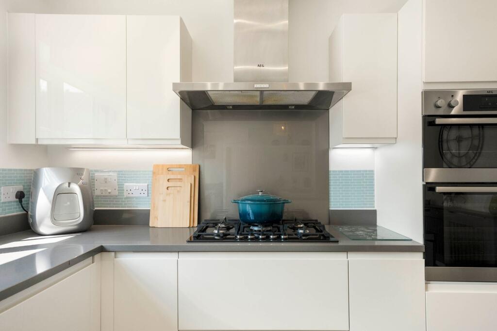 House in Horsham, Solomon's Seal Development, Broadbridge Heath - More