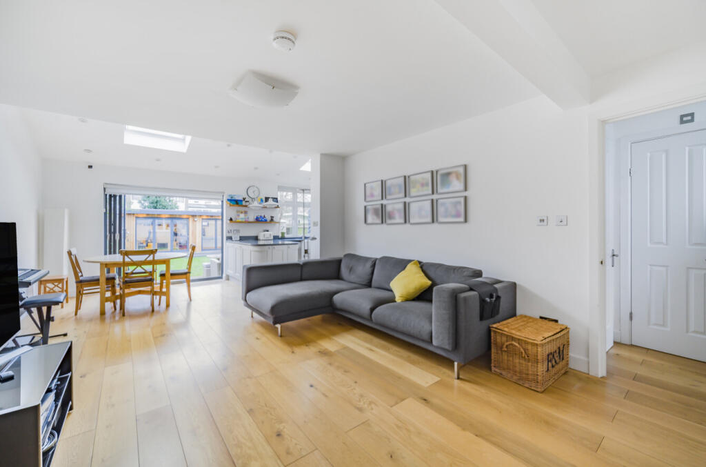 House in Walton-on-Thames, Hersham - View 4