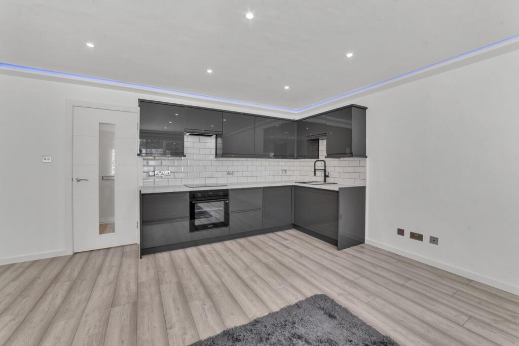 Apartment in Spelthorne, Surrey - View 4