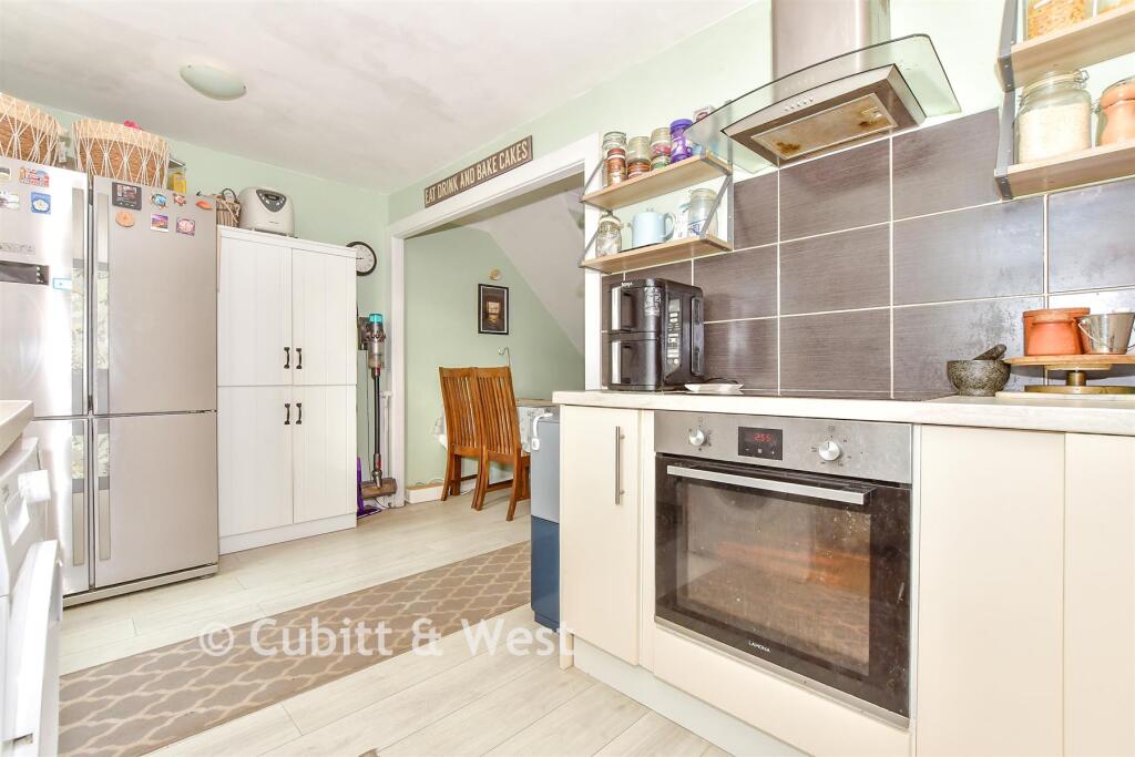 Holst Way, Waterlooville, Hampshire photo 4