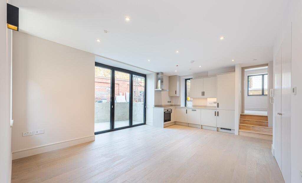 2-bed apartment on Eardley Road, SW16, £515,000
