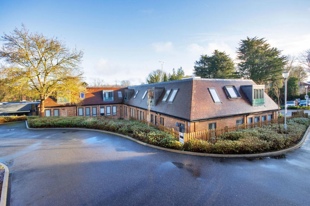 1-bed flat on North Ash Road, New Ash Green, Longfield, Kent, DA3 8AJ, £210,000