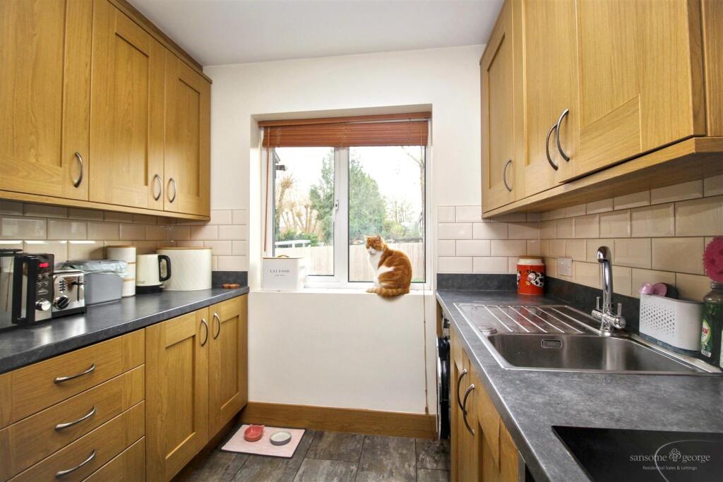 Thornton Mews, Reading photo 3