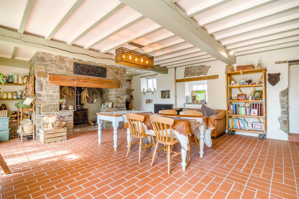 House in Newport - View 4
