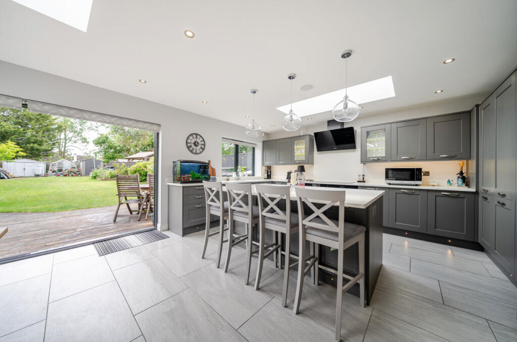 House in Orpington, Poverest, St Mary Cray - View 4